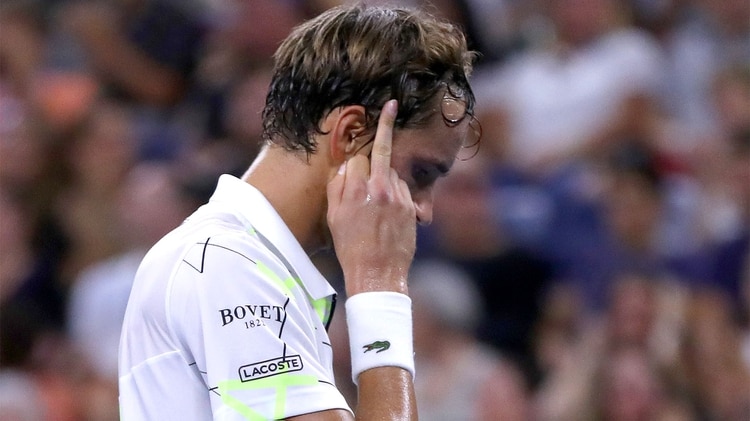 Daniil Medvedev hizo gestos obscenos contra el público en el US Open (AFP)