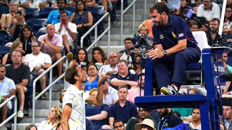 Daniil Medvedev fue advertido por el juez de silla durante su partido contra Feliciano López (AFP)