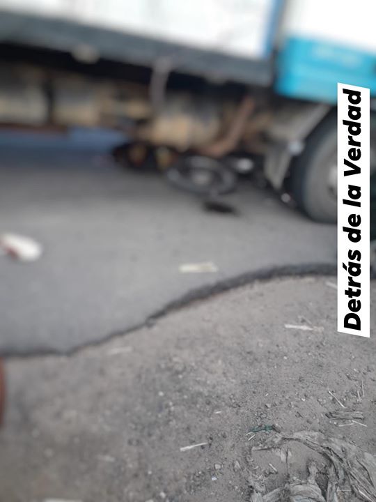 Fatal accidente carreterq al norte Km 13, motociclista muere debajo de un camión Un…