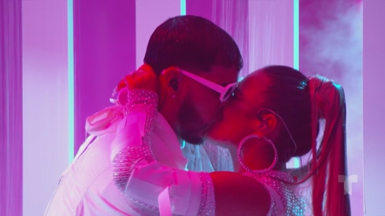 Anuel AA y Karol G encendieron el escenario de Premios Billboard 2019 y terminan su presentación con tremendo perreo y un beso. (Captura: NBC/Telemundo/Latin Billboards)
