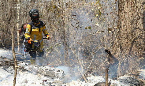 Emelen Chavarría en uno de los focos de incendio. Foto: Chavarría