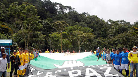 Ex miembros de los grupos guerrilleros de izquierda ELN y las FARC, miembros de los grupos paramilitares de derecha y víctimas del conflicto armado en Colombia participan en un partido de fútbol por la paz en Dabeiba, Colombia. 19 de junio del 2018.