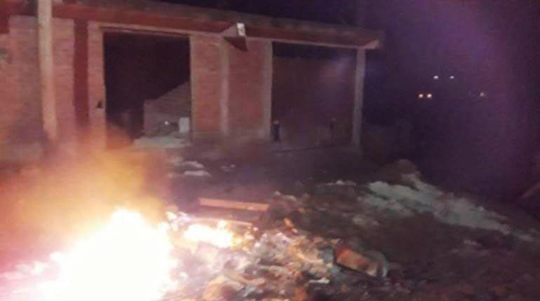 La quema de enseres de la casa del alcalde de Pocoata. | EL POTOSÍ