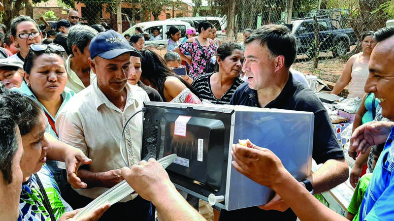 Quintana entrega “cocinitas ” en Roboré y hace campaña por Evo