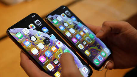 El iPhone XS (derecha) y el iPhone XS Max 