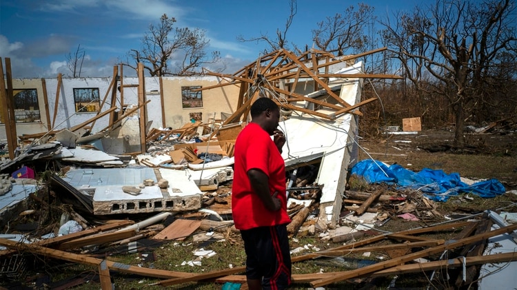 Un hombre llora tras descubrir su casa destrozada en Bahamas y no saber nada sobre sus 8 familiares, que vivían en la casa, desaparecidos tras el paso del Huracán Dorian, en High Rock, Gran Bahamas (Foto: AP/Ramon Espinosa)