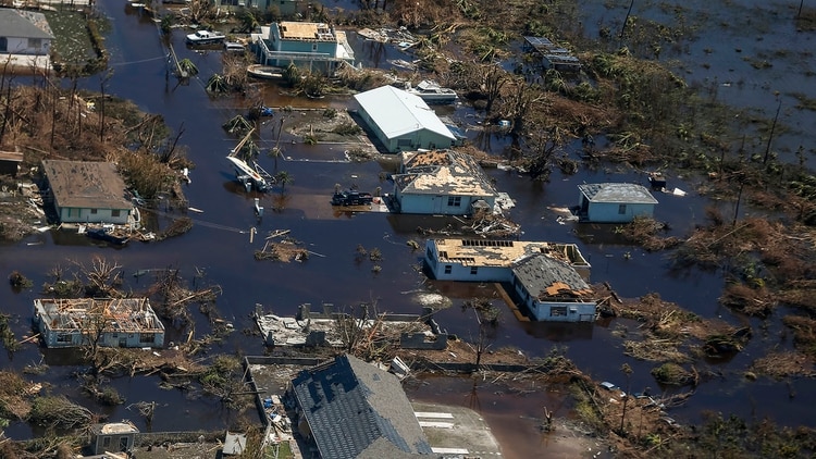 Decenas de poblaciones quedaron sumergidas bajo el agua, después de que Dorian permaneciera sobre la isla de Gran Bahama durante 36 horas (Adam DelGiudice / AFP)