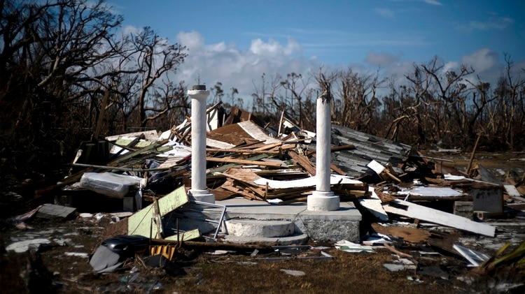 El pórtico de una casa destruida por el huracán Dorian es lo único que queda de la estructura, destruida por el meteoro en High Rock, Gran Bahama,  el jueves 5 de septiembre de 2019. Al menos 43 personas murieron en el huracán y el número podría ser “significativamente mayor”, dijo el ministro de salud de Bahamas, Duane Sands, a The Associated Press en una entrevista telefónica (Foto AP/Ramon Espinosa)