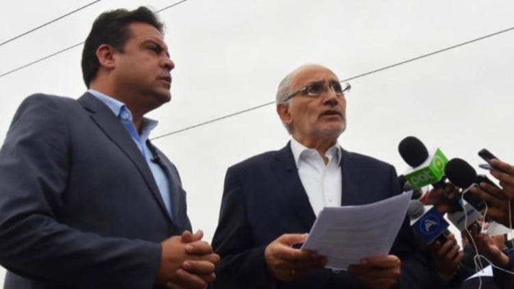 Mesa y Revilla, con dirigentes de CC, el día en el que anunciaron La alianza en el Memorial Marcelo Quiroga Santa Cruz, el 30 de octubre del año pasado
