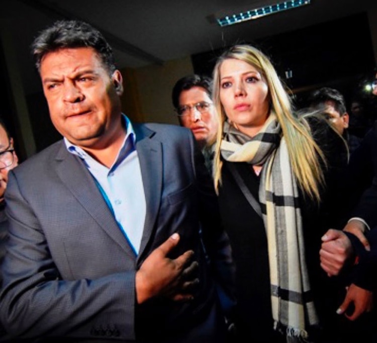 Revilla y su esposa Marycruz Ribera, minutos después de que un juez dictara la detención domiciliaria el 23 de agosto
