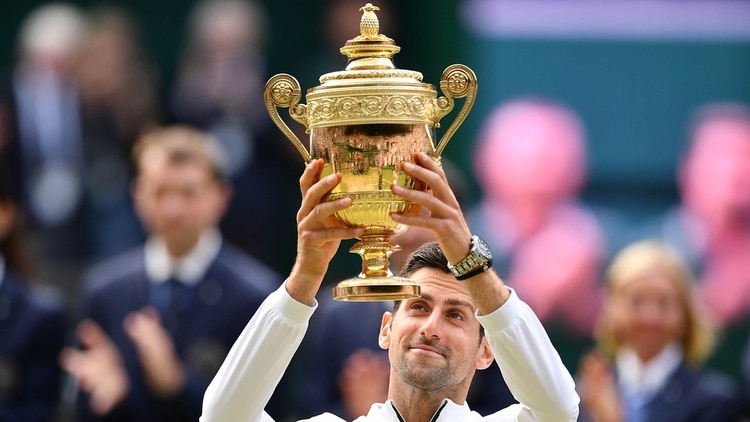 Novak Djokovic, con el último trofeo de Wimbledon ganado este año (Photo by Daniel LEAL-OLIVAS / AFP)