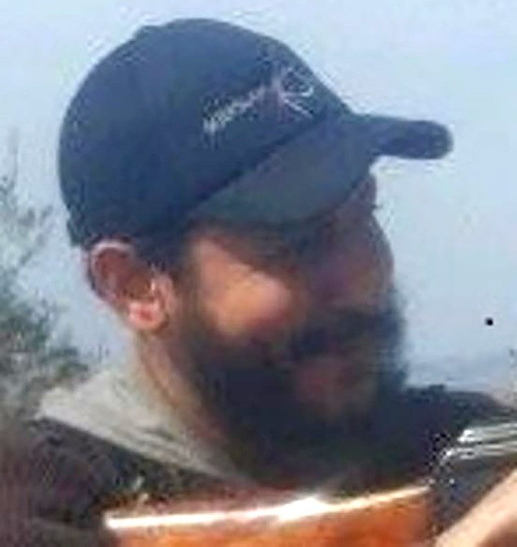 Una fotografía de mala calidad muestra a Mohamed Ahmed Elsayed Ahmed Ibrahim con lo que sería un AK-47. La imagen desapareció del sitio del FBI