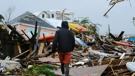 Un hombre camina entre escombros en la ciudad de Marsh Harbour, Bahamas,  tras el paso del huracán Dorian, el 2 de septiembre de 2019.