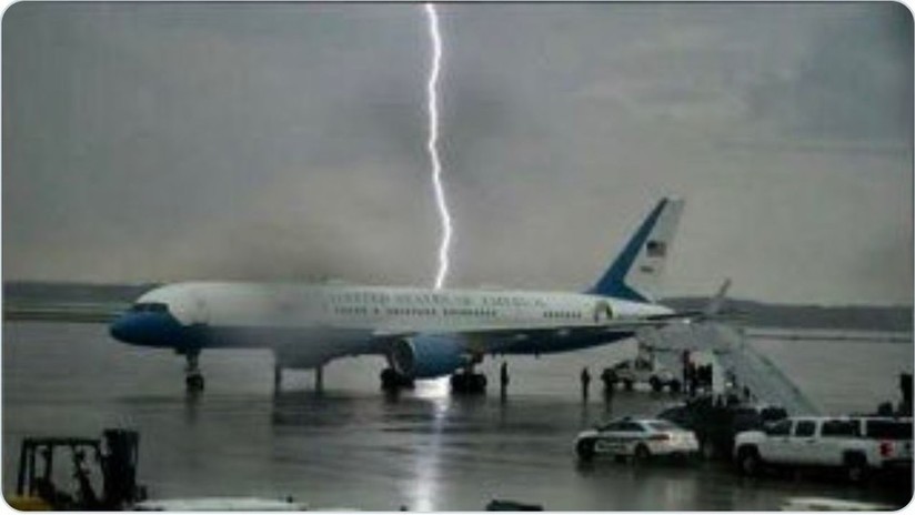 FOTO: Un rayo cae muy cerca del avión presidencial de Trump