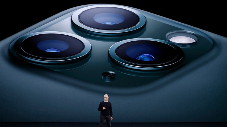 Tim Cook también anunció el lanzamiento del nuevo iPhone y otros productos (REUTERS/Stephen Lam)