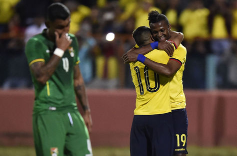 El ecuatoriano Junior Sornoza (c) celebra con Michael Estrada su gol contra Bolivia, ante la desazón de jugadores de la Verde