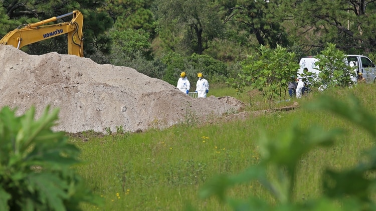 El pasado lunes autoridades informaron del hallazgo de decenas de bolsas con restos humanos, hasta el lugar llego maquinaria pesada para realizar excavaciones (Foto: Cuartoscuro)