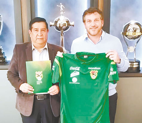 Presidentes. César Salinas, de la FBF, y Alejandro Domínguez, de Conmebol, ayer en Asunción. Foto: Prensa FBF