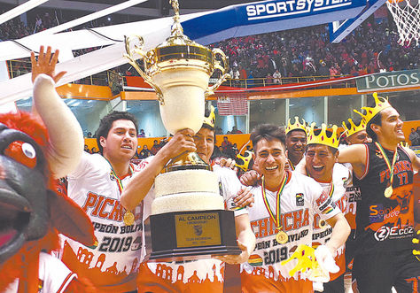Vuelta. Con el trofeo en manos, Pichincha expone su título ante su gente. Foto: APG