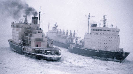 El rompehielos Kapitán Dranitsyn encabeza una caravana de embarcaciones en el cauce del río Yeniséi, 29 de octubre de 1985.