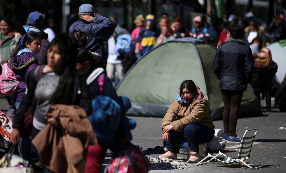 Manifestantes acampan en el centro de Buenos Aires para exigir que se declare la emergencia alimentaria.