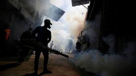 Un trabajador municipal fumiga para prevenir el dengue en Tegucigalpa, Honduras, el 25 de julio de 2019.