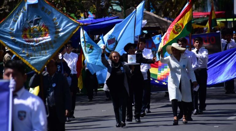 El desfile cívico por el aniversario de Cochabamba. | Daniel James