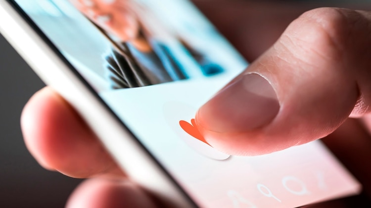 Cada vez es más común que las parejas comiencen en una plataforma (Shutterstock)