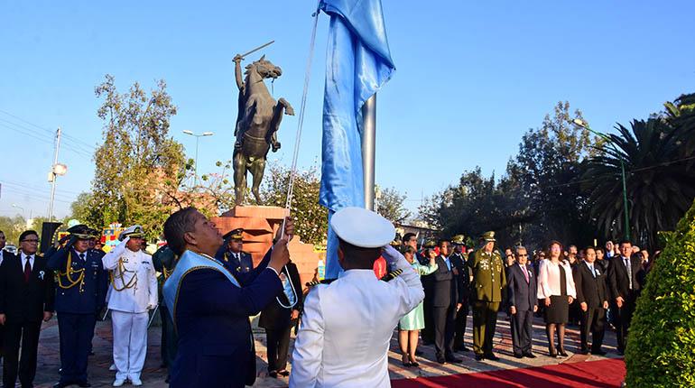 El Alcalde de Cochabamba iza la bandera. | DANIEL JAMES