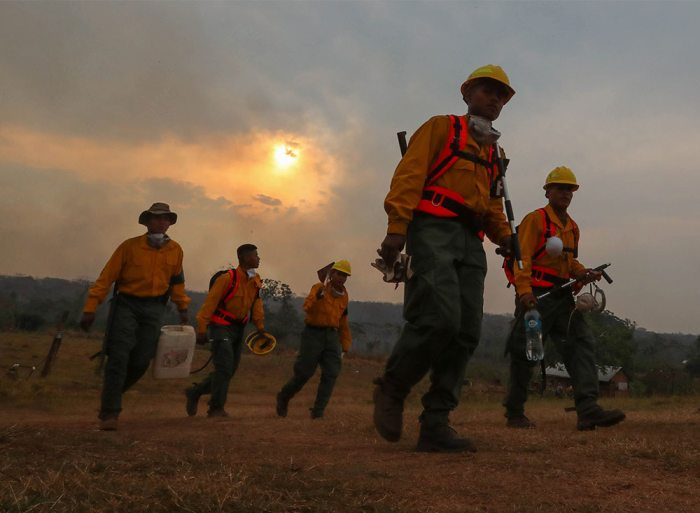 Soldados bolivianos regresan de un incendio en la comunidad de Palestina, una zona castigada por incendios.