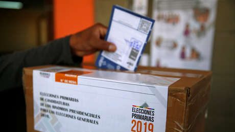Un hombre vota en las elecciones primarias para candidato presidencial en La Paz, Bolivia. 27 de enero de 2019.
