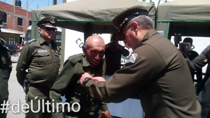 René Paucara, policía voluntario, recibe condecoración en El Alto