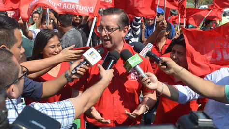 El candidato Oscar Ortiz durante una rueda de prensa en Santa Cruz en medio de una movilización de militantes.