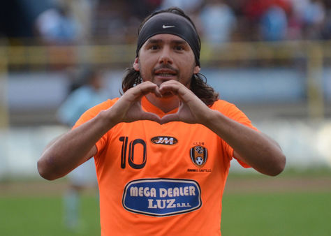 El volante brasileño regis de Souza dedica un gol que marcó cuando jugaba en Ramiro Castillo. Foto: Archivo-La Razón