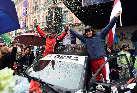 Careaga (der.) y su navegante Hernán Vargas celebran por ganar el Gran Premio. Foto: Álvaro Valero