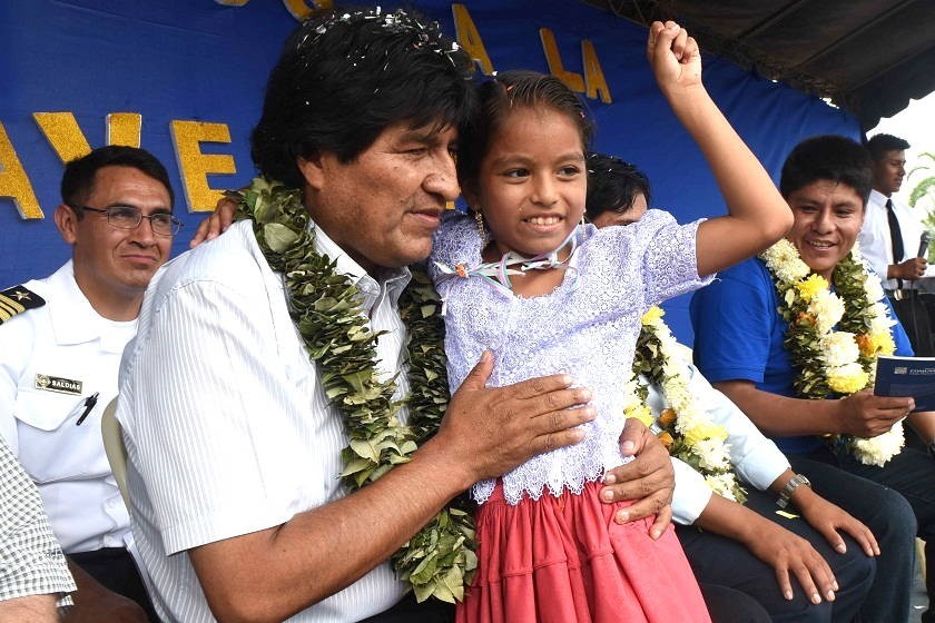 Una niña le canta a Evo Morales sobre el referendo del 21F y Gabriela Zapata
