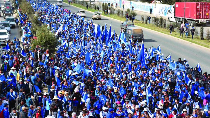 Funcionarios denuncian que les obligaron a ir a la “caminata azul”