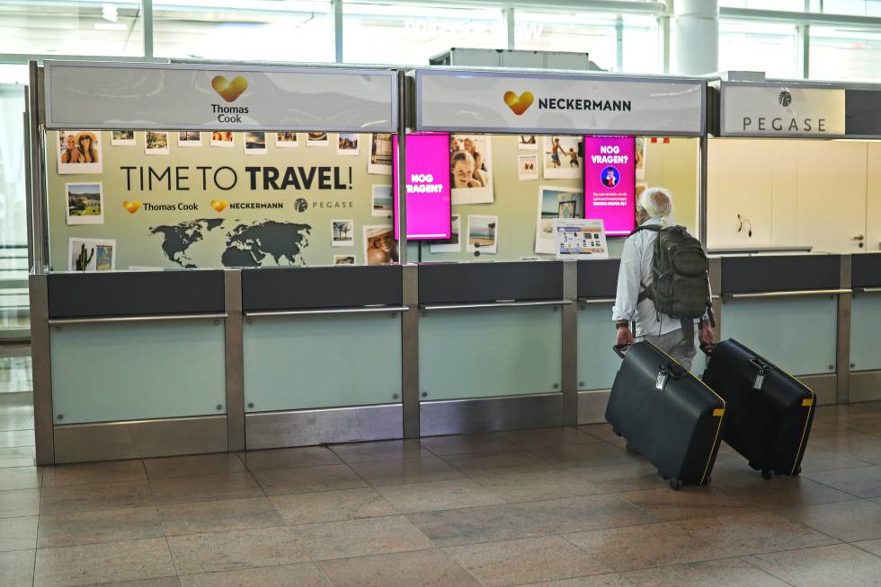 Un turista, frente a los mostradores de Thomas Cook en el aeropuerto de Bruselas.