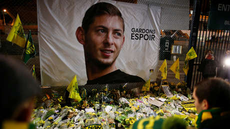 Homenajes dejados fuera del Stade de la Beaujoire - Louis Fonteneau, en memoria de Emiliano Sala, Nantes, Francia, 30 de enero de 2019.