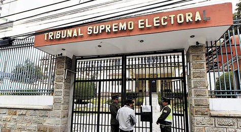 La Paz. Policías resguardan el edificio del Tribunal Supremo Electoral (TSE).