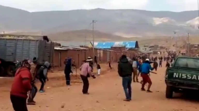 Comunarios de Ayoma se enfrentan con sus similares de Tomaykuri. Foto: Captura de pantalla. | ANF