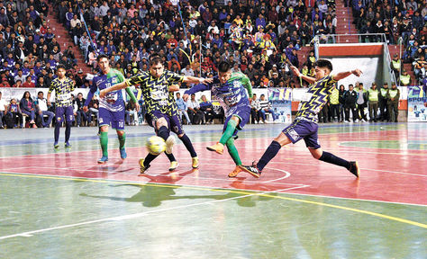 Partido. La final del año pasado entre Projecto Latín (de azul) y Wolf Sport en La Paz. Foto: Archivo-La Razón