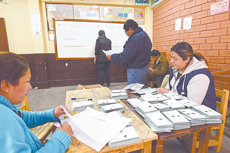 Cómputo. Jurados electorales realizan el conteo de votos durante las últimas elecciones generales.