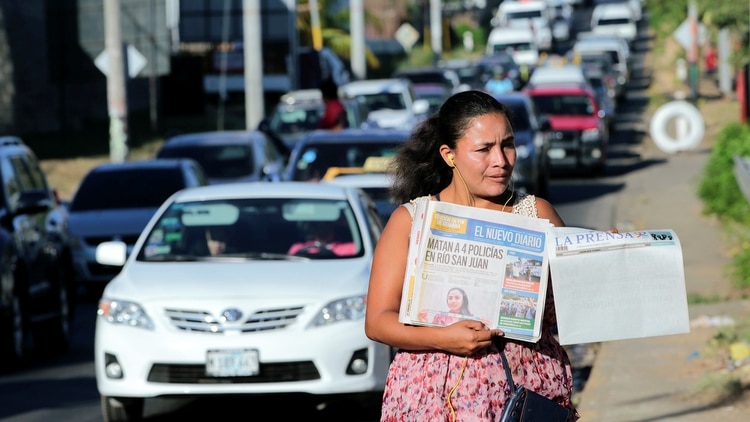 Una vendedora ofrece periódicos en Managua (Archivo - REUTERS/Oswaldo Rivas)