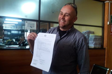 El diputado Horacio Poppe enseña la respuesta del TCP.