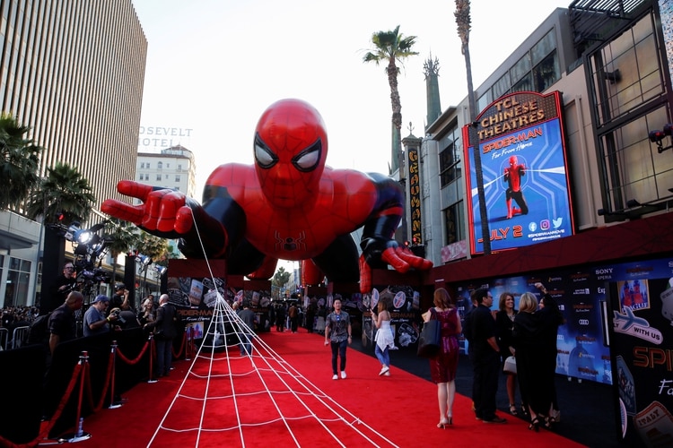 Imagen de archivo de globo de Spider-Man sobre la alforbra a lo largo de un bulevar cerrado de Hollywood, en Los Angeles, EEUU,el 26 de junio de este año (Foto: REUTERS/Danny Moloshok)