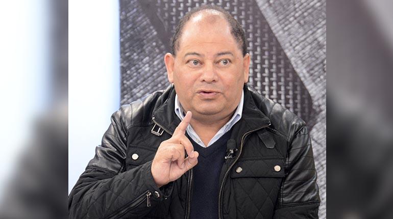 El ministro Carlos Romero, en conferencia, dijo que procesará a quienes lo acusaron en las redes sociales. | AFP