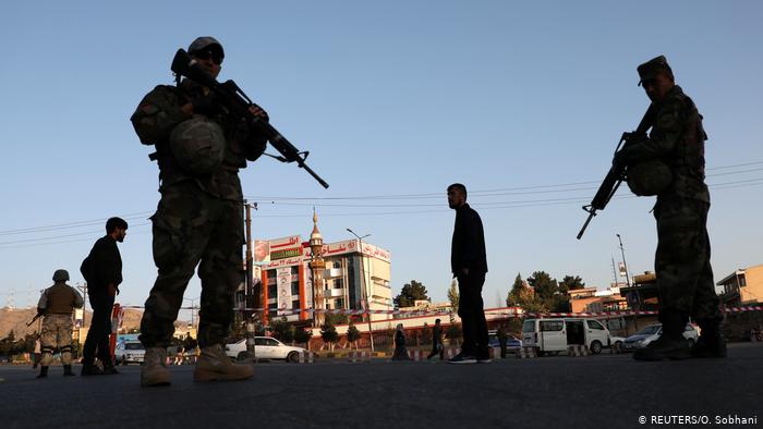 Afghanische Polizisten halten an einem Kontrollpunkt in Kabul, Afghanistan, Wache. (REUTERS/O. Sobhani) Afghanische Polizisten halten an einem Kontrollpunkt in Kabul, Afghanistan, Wache. (REUTERS/O. Sobhani)