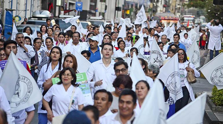 Marcha de los médicos en Cochabamba, ayer. | Martín Numbela