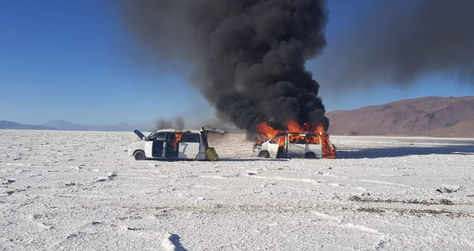 Incineran vehículos y mercadería de contrabando en el Salar de Coipasa